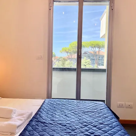 Bilocale Con Balcone E Piscina A Apartmán