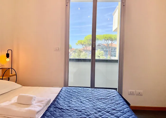 Bilocale Con Balcone E Piscina A Apartman